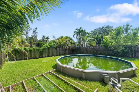 6880 SW 15 St, North Lauderdale, FL 33068