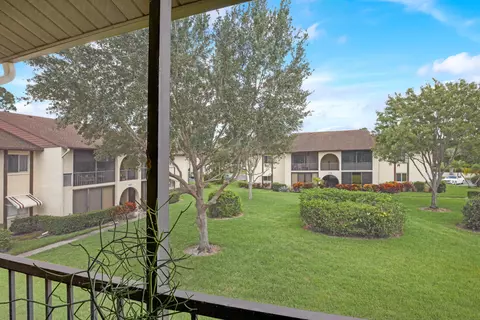 137 Lake Pine Cir #B-2, Greenacres, FL 33463