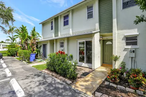 817 Crystal Lake Dr, Pompano Beach, FL 33064