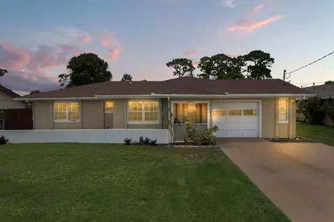 244 SE Thornhill Dr, Port Saint Lucie, FL 34984