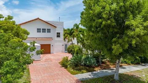 237 NW 7th St, Boca Raton, FL 33432