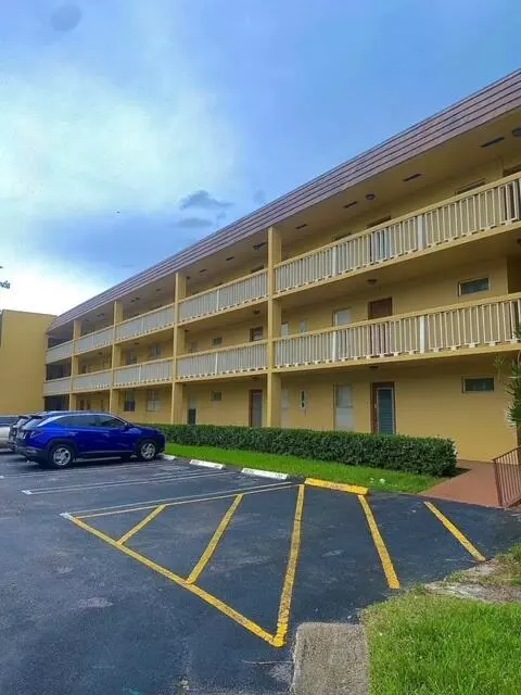 6000 NW 64th Ave #105, Tamarac, FL 33319