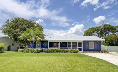 331 SE Crosspoint Dr, Port Saint Lucie, FL 34983