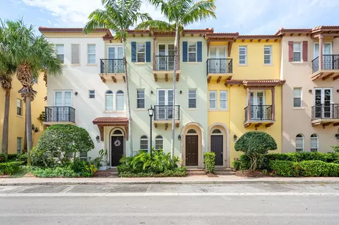 31 Via Floresta Dr, Boca Raton, FL 33487