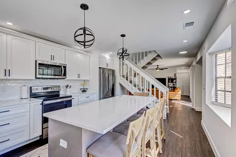 365 Prestwick Cir #2, Palm Beach Gardens, FL 33418