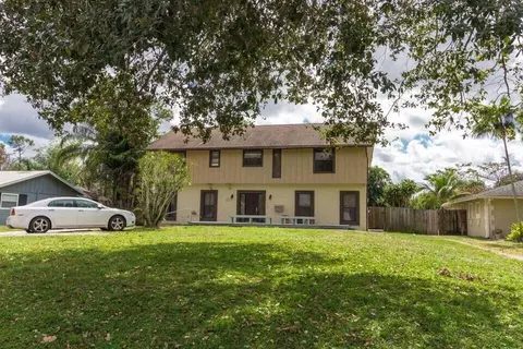 7536 Seabreeze Dr, Lake Worth, FL 33467