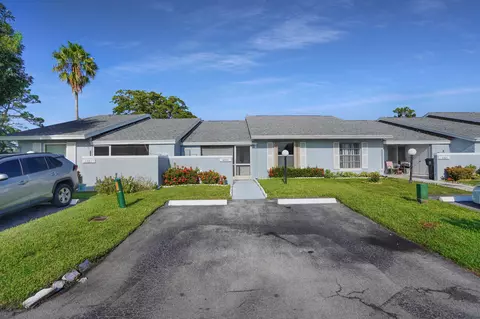 4475 Lucerne Villas Ln, Lake Worth, FL 33467