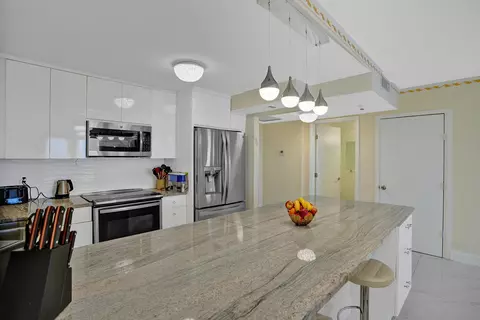 2500 Parkview Dr #1008, Hallandale Beach, FL 33009