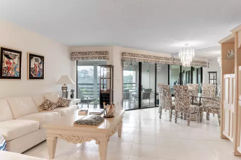 5701 Camino Del Sol #400, Boca Raton, FL 33433
