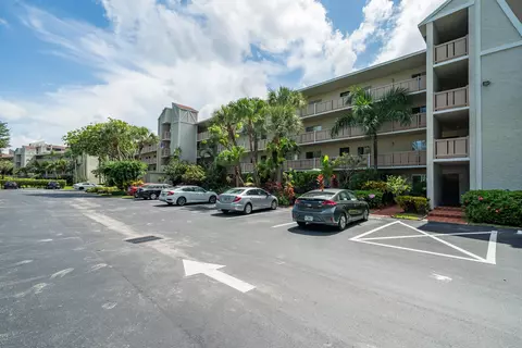 6585 Kensington Ln #104, Delray Beach, FL 33446