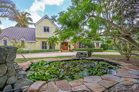 8433 SE Woodmere St, Hobe Sound, FL 33455
