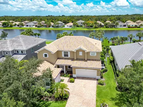 9472 Wrangler Dr, Lake Worth, FL 33467