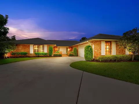 517 N Country Club Dr, Atlantis, FL 33462