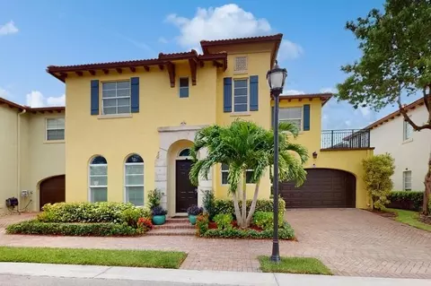 40 Via Poinciana Ln, Boca Raton, FL 33487