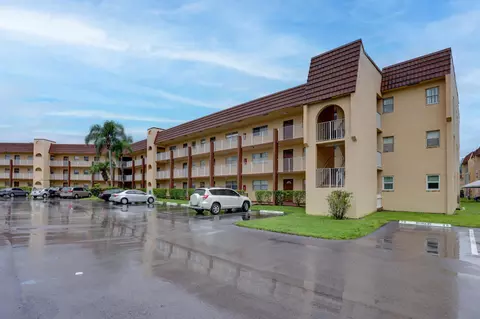 8881 Sunrise Lakes Blvd #312, Sunrise, FL 33322