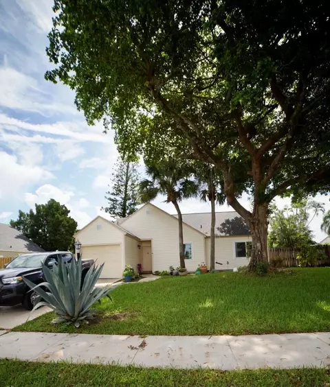7 Cedar Cir, Boynton Beach, FL 33436 photo 1