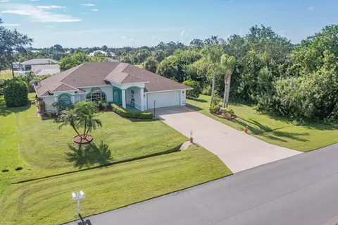 893 Carnation Dr, Sebastian, FL 32958