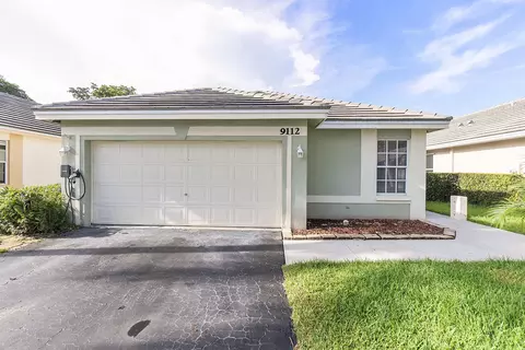 9112 Lake Park S Cir, Davie, FL 33328