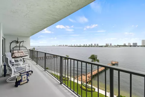 3040 Lake Shore Dr #705, Riviera Beach, FL 33404