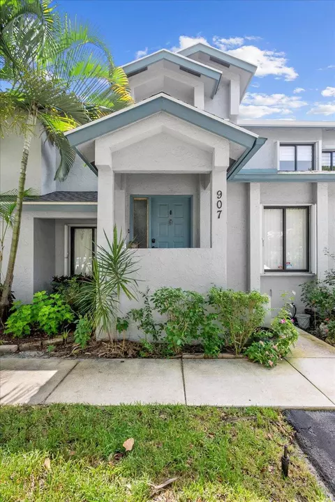 907 Harbour Pointe Way, Greenacres, FL 33413