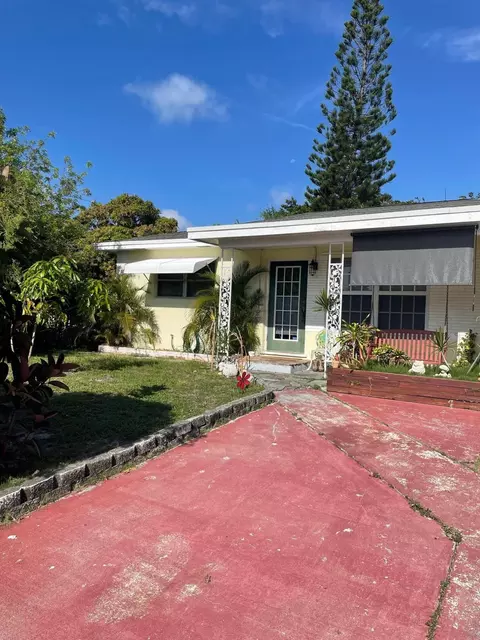 915 S M St, Lake Worth, FL 33460