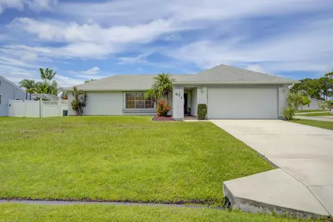 571 SE Seahouse Dr, Port Saint Lucie, FL 34983