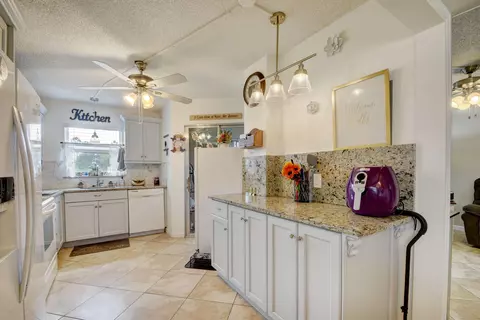 3871 Via Poinciana #101, Lake Worth, FL 33467