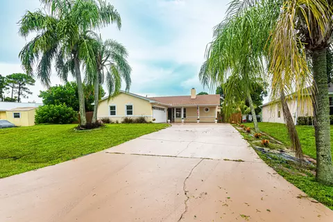 374 NE Glentry Ave, Port Saint Lucie, FL 34983