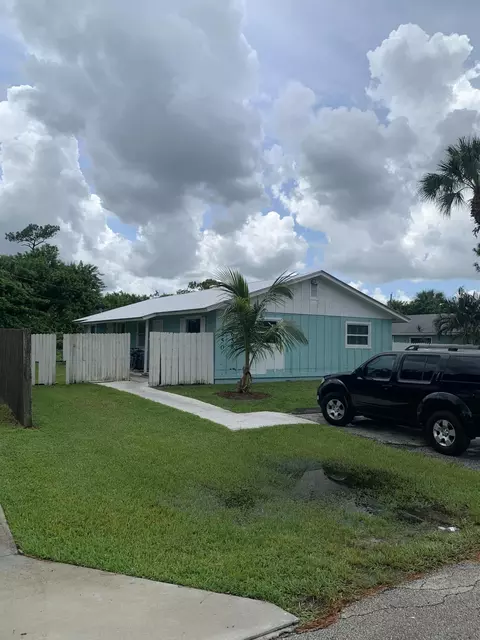 2650 SE Amherst St SE, Stuart, FL 34997 photo 1