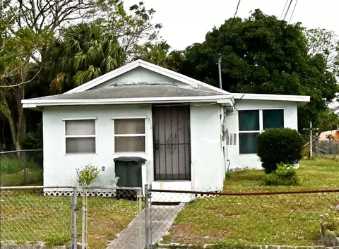 810 N 18th St, Fort Pierce, FL 34950