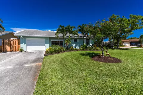 9053 SE Sandridge Ave, Hobe Sound, FL 33455