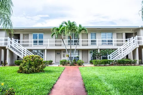 309 Circle Dr S #205, Boynton Beach, FL 33435