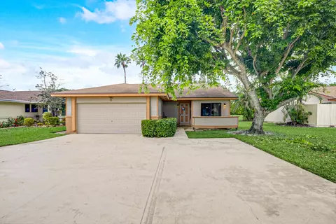 8 Cambridge Pl, Boynton Beach, FL 33426