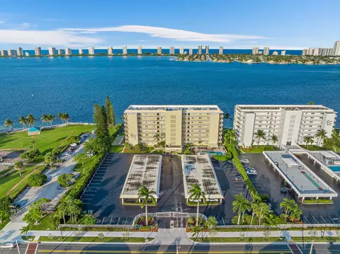 501 Lake Shore Dr #102, Lake Park, FL 33403