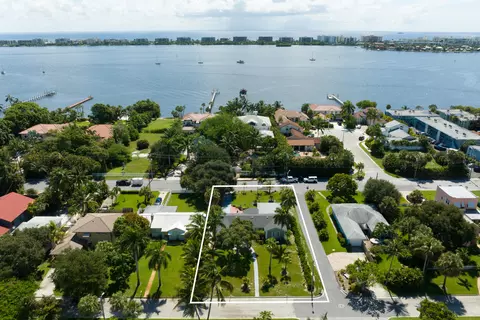 1331 S Lakeside Dr, Lake Worth, FL 33460