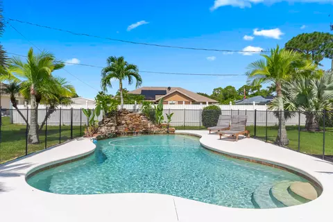 712 NW Viscaya St, Port Saint Lucie, FL 34983