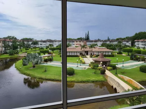 4706 NW 36th St #608, Lauderdale Lakes, FL 33319