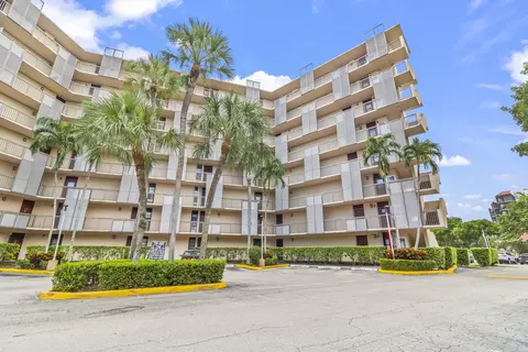 3301 N Country Club Dr #401, Aventura, FL 33180