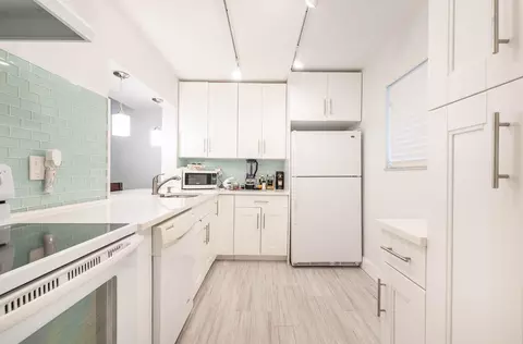 5220 Las Verdes Cir #320, Delray Beach, FL 33484