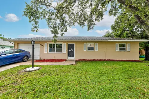 1041 SE Airoso Blvd, Port Saint Lucie, FL 34983