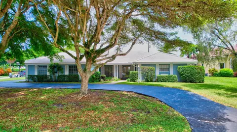 464 N Country Club Dr, Atlantis, FL 33462
