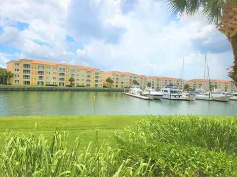 8 Harbour Isle Dr E #106, Fort Pierce, FL 34949