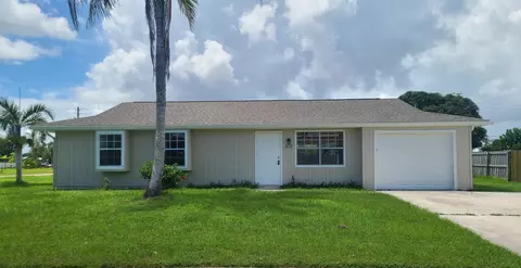 302 NE Camelot Dr, Port Saint Lucie, FL 34983