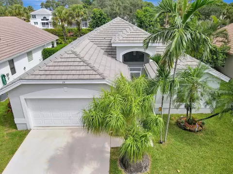 24 Lawrence Lake Dr, Boynton Beach, FL 33436