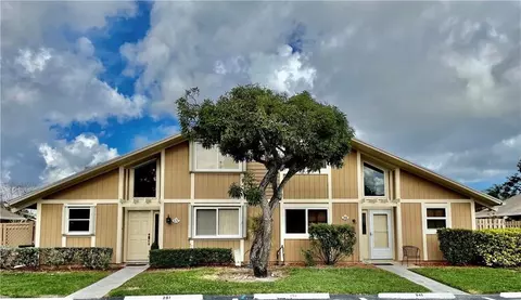 251 Maplecrest Cir, Jupiter, FL 33458