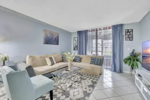 2850 Somerset Dr #111-L, Lauderdale Lakes, FL 33311