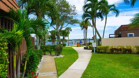 825 SE Center St #20D, Jupiter, FL 33458