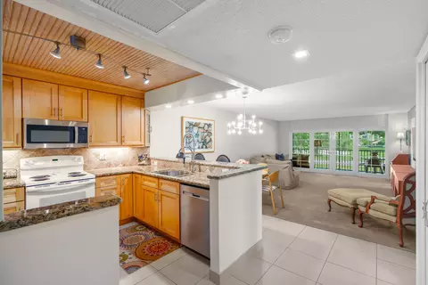 3700 Oaks Clubhouse Dr #201, Pompano Beach, FL 33069