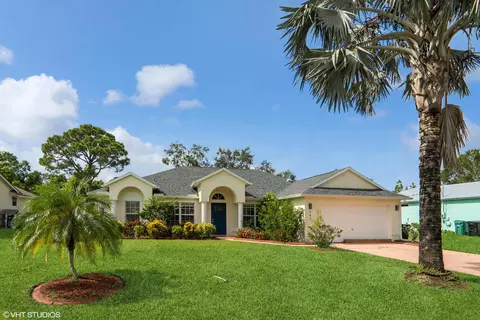 562 NW Azine Ave, Port Saint Lucie, FL 34983
