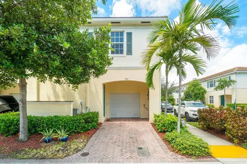 701 SW 1st Dr, Pompano Beach, FL 33060